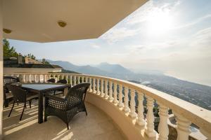 Image of Snowdrop Frank Penthouse
