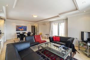 Image of Safran A40 Sea and Castle view