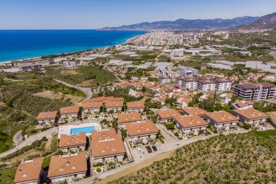 Nekretnina u Alanji se može pohvaliti zadivljujućim pogledom na more sa balkona, prikazujući svetao, sunčan mediteranski život.