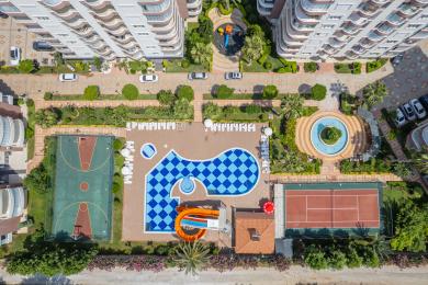 Moderne stue og spisestue i Alanya med elegant kjøkken og byutsikt.