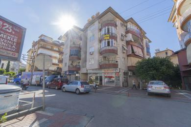 Lichte woonkamer in appartement met toegang tot balkon, met comfortabele zitplaatsen en zonnige uitzichten in een mediterrane omgeving.