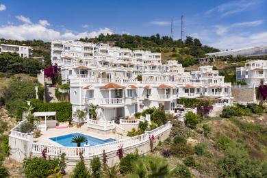 Alanya nekretnina, blagovaonica sa drvenim stolom/stolicama, moderna kuhinja, svijetli zidovi i svijetla, prozračna atmosfera.