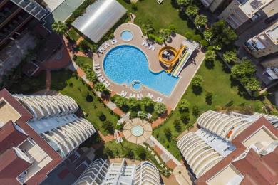 Alanya eiendom balkong med en hengekøye i kurv, glassvegger og en lys og innbydende atmosfære.