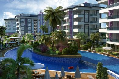 Alanya Schlafzimmer mit gepolstertem Kopfteil, weißen Möbeln, sanfter Beleuchtung und einer komfortablen, einladenden Atmosphäre.