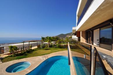 Alanya kinnisvaral on privaatne bassein, mullivann ja suurepärased panoraamvaated linnale ja Vahemerele.