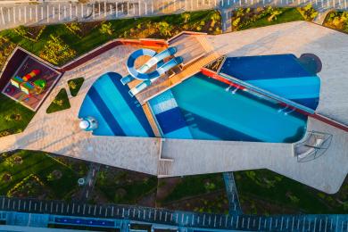 Alanya eiendom: Lys, åpen stue og spisestue med moderne møbler, tilgang til balkong og varm omgivelsesbelysning.