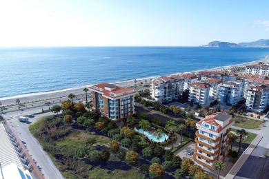 Proprietatea din Alanya are un living cu iluminare modernă, podele de marmură și scaune confortabile, creând o atmosferă luminoasă și luxoasă.