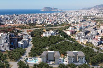 Alanya'da satılık mülk: Şık mutfak, mermer detaylar ve parlak, davetkar bir atmosfer yaratan şık halka aydınlatmaya sahip modern açık plan yaşam alanı.