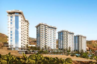 Parlaq Alanya mətbəxi mərmər döşəmələri, ağ divarları və müasir mavi örtüklü şkafları ilə səliqəli və geniş bir hiss yaradır.