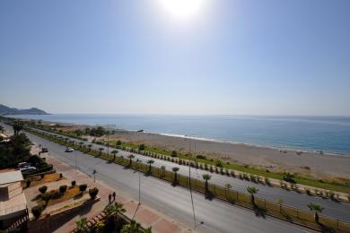 Alanya eiendom balkongutsikt som viser stranden, Middelhavet og solfylte kystveien.