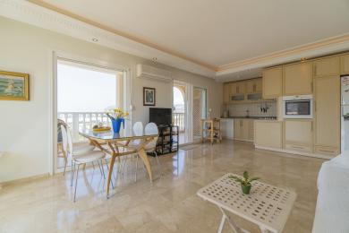 Světlý apartmán v Alanyi nabízí kuchyň a jídelní kout v otevřeném prostoru s mramorovou podlahou a přístupem na balkon.