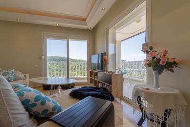 Alanyada parlaq qonaq otağı, balkon çıxışı, mərmər döşəmələr və rahat oturma yerləri ilə rahat və dəvətedici bir atmosfer yaradır.