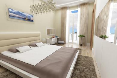 Helles Alanya-Schlafzimmer mit einem luxuriösen Bett, einem modernen Kronleuchter und Zugang zum Balkon, das eine ruhige Atmosphäre schafft.