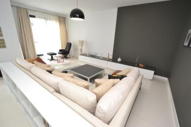 Aydınlık Alanya oturma odası, geniş bir köşe koltuğu, modern mobilyalar ve nötr tonlara sahip olup, sakin bir atmosfer yaratmaktadır.