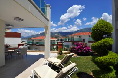 Nehnuteľnosť Alanya ponúka slnečnú terasu s ležadlami a výhľadom na hory, ideálne na relaxáciu vonku.