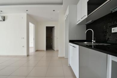 Alanya eiendom kjøkken med elegante hvite skap, svarte benkeplater, teksturert backsplash og en lys, moderne atmosfære.