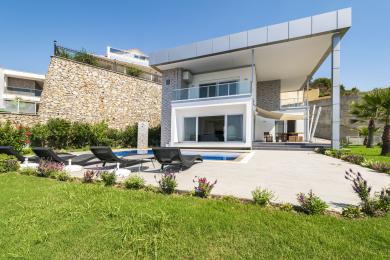 Εξωτερικός χώρος βίλας στην Αλάνια με ιδιωτική πισίνα, μοντέρνα αρχιτεκτονική και φωτεινή, ηλιόλουστη ατμόσφαιρα.
