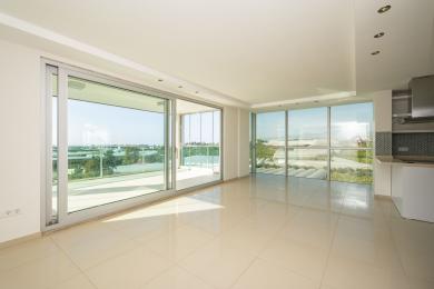 Hele Alanya korteri elutuba plaatpõrandate, maast laeni akende ja rõduga, kust avanevad maalilised vaated.