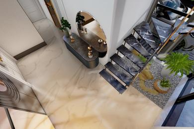 Der elegante Eingangsbereich von Alanya verfügt über Marmorböden, eine Konsole mit Spiegel und eine moderne Marmortreppe.