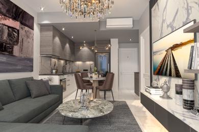 Alanya lejlighed stue med marmor detaljer, moderne køkken og elegant lysekrone, der skaber en lys og sofistikeret atmosfære.