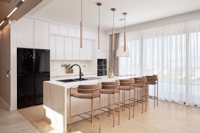 Helle, moderne Alanya Küche mit weißen Schränken, Marmorarbeitsplatten, Sitzinsel und transparenten Fensterabdeckungen.