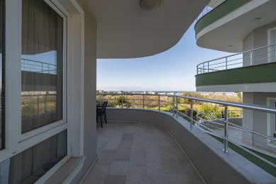 अलान्या प्रॉपर्टी बालकनी में टाइल फ्लोरिंग, धातु की रेलिंग और परिदृश्य और समुद्र के सुंदर दृश्य हैं।