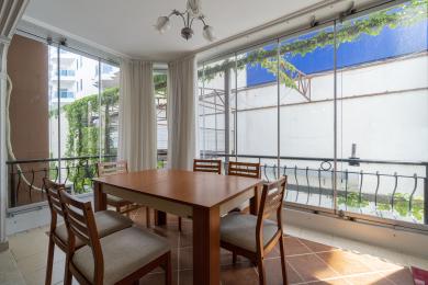 Алания жылжымайтын мүлік: Шыны қабырғалары, плиткалы едені және бақша көріністері бар жарық күн бөлмесінің асханасы.