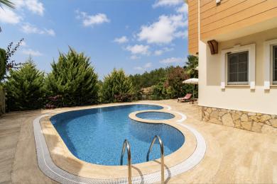 Privat villa i Alanya med en glitrende blå pool og en solbeskinnet terrasse.