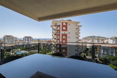 Alanya eign með svölum og húsgögnum úr víðu býður upp á töfrandi útsýni yfir borgina í björtu, náttúrulegu ljósi.
