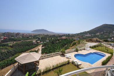 Nehnuteľnosť Alanya ponúka bazén v tvare srdca, altánok a panoramatický výhľad na mesto a pobrežie.
