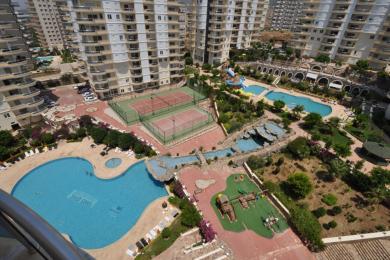 Alanya-eiendommen har flere bassenger, tennisbaner, lekeplass og anlagte hager, og tilbyr en luksuriøs atmosfære i feriestil.