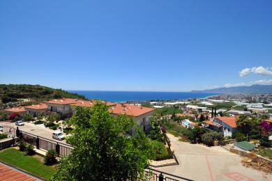 Proprietatea din Alanya oferă vederi uimitoare asupra mării de la balcon, evidențiind viața luminoasă și însorită mediteraneană.