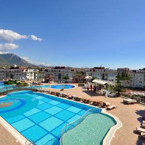 Alanya feriehuse har udsigt over et stort poolkompleks med udsigt over bjergene, perfekt til en afslappende tyrkisk ferie.