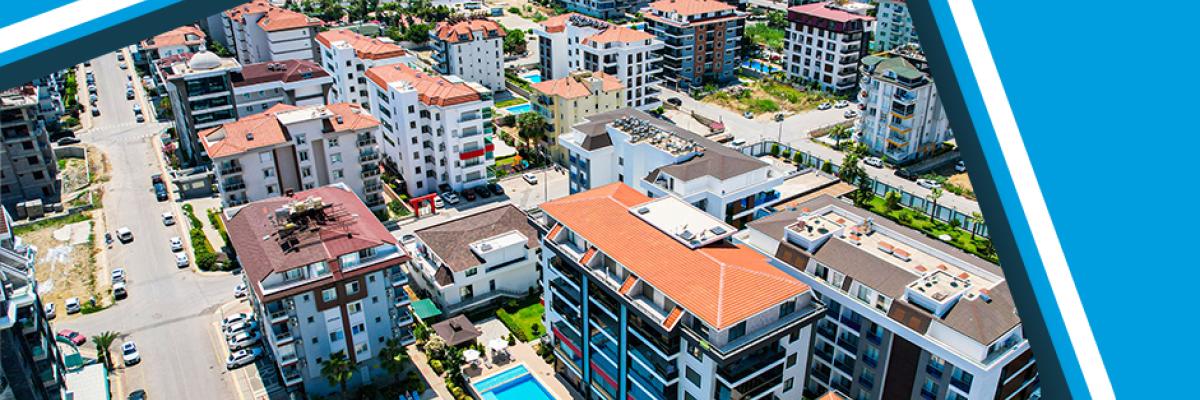 Alanya, Tyrkiet: Luftfoto af feriehuse med pools nær stranden, der tilbyder en afslappet atmosfære.