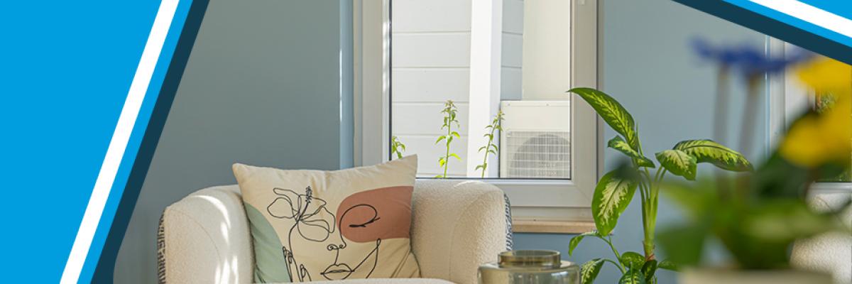 Udoban enterijer kuće za odmor u Alanji sa modernim dekorom, biljkama i svetlom, opuštajućom atmosferom.
