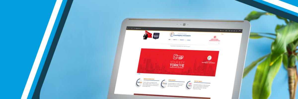 Laptop prikazuje tursku web stranicu zemljišnih knjiga, promovirajući kuće za odmor i ulaganje u nekretnine u Alanji.