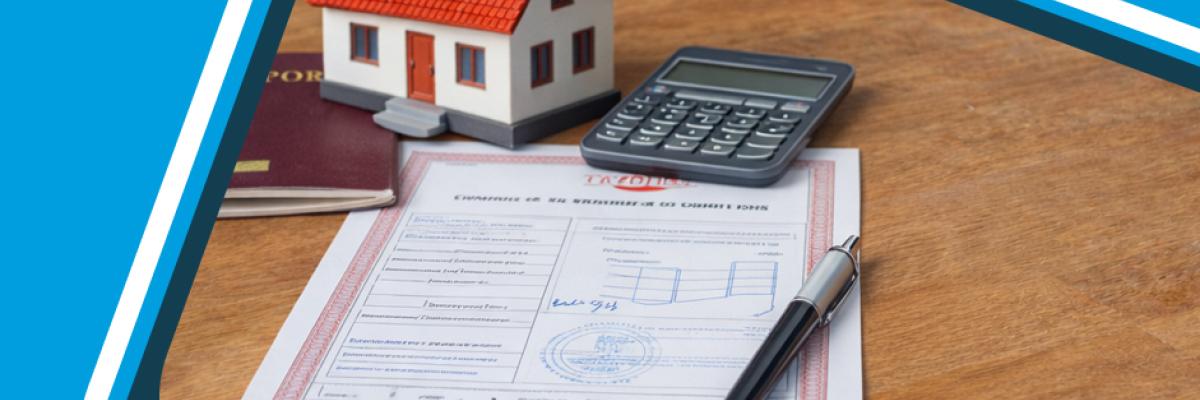 Achiziționarea unei case de vacanță în Alanya: documente, calculator și casă model reprezentând investiția imobiliară în Turcia.