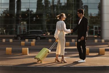 Bun venit la aeroportul Alanya: turist fericit care sosește cu bagaje, întâmpinat pentru o vacanță relaxantă.