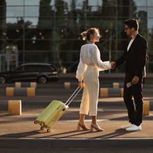 Aerodrom Alanja dočekuje: srećan turista stiže sa prtljagom, dočekan za opuštajući odmor.